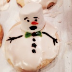 Decorate your snowmen with toothpicks dipped into decorative gel and food coloring.
